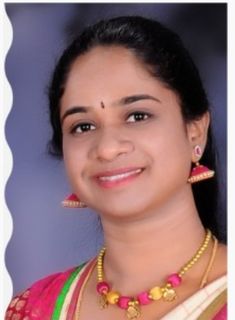 Ratnadevi Gogula painting a Tanjore-style Ganesh artwork